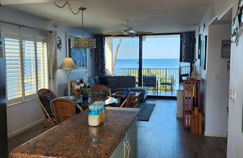 Kihei Condo | Beachfront Unobstructed Ocean View, 3rd Flr End Unit 310, AC Wi-Fi Streaming TVs