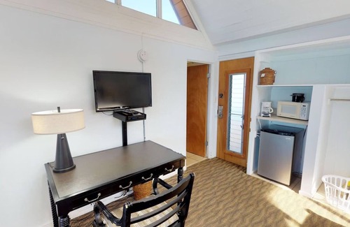 Kaunakakai House | Breathtaking Ocean Front Room w/Porch | Romantic Couple Getaway