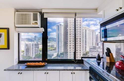 Waikiki Condo | Breathtaking Views! AC, Full Kitchen, Washer/Dryer, FREE Wi-Fi & Parking!