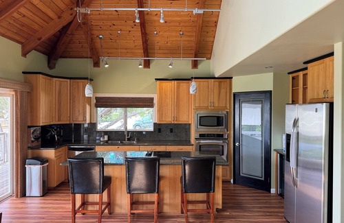 Makawao Cottage | Charming 4-Bedroom Cottage with AC, Smart TVs, and WiFi in Lower Kula
