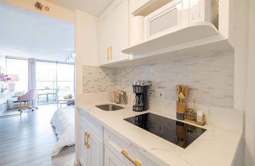 McCully - Moiliili Condo | Cozy and Warm Modern Studio near Waikiki Beach!