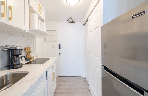 McCully - Moiliili Condo | Cozy and Warm Modern Studio near Waikiki Beach!