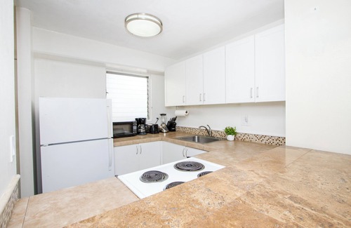 McCully - Moiliili Apartment | Cozy two bedroom, sleeps 6. Wifi, full kitchen, balcony, and pool.