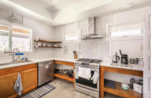 Royal Hawaiian Estates House | Cozy Volcanic Rainforest House