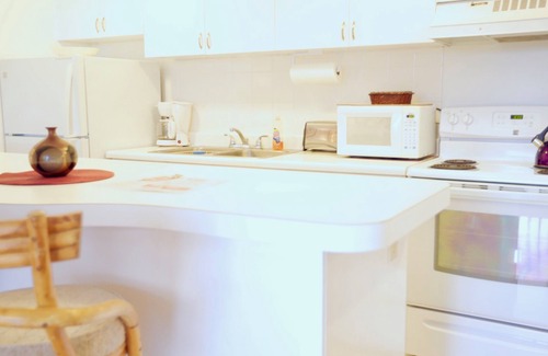Waikiki Apartment | Diamond Head & Ocean View - Free Parking - Walk to the beach.