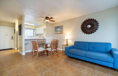 McCully - Moiliili Condo | Entire 2 Bedroom Condo, King Bed, FREE Parking, Sleeps 6, Walk to Waikiki Beach