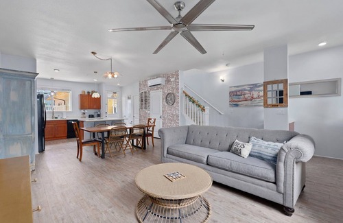 Kalaeloa House | Fam Friendly Townhouse in heart of Kapolei! With pool&gym. Mins to beaches&more.