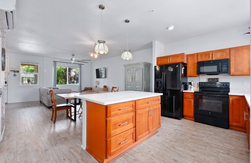 Kalaeloa House | Fam Friendly Townhouse in heart of Kapolei! With pool&gym. Mins to beaches&more.
