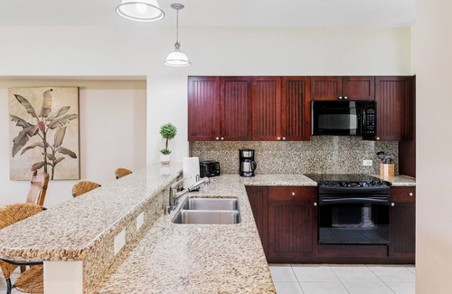 Waikoloa Condo | Golf course-front condo with hot tub, saltwater pool, gym, BBQ, patio, AC