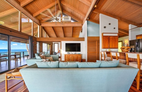 Kahaluu Bay House | Hale Kaheka 6592, Oceanfront Private Home and Ohana with a Pool and A/C
