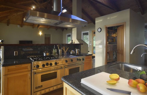 Kalaoa House | Hawaii life luxury coffee farm retreat