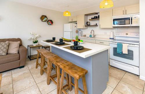 Waikiki Apartment | High-Floor Stylish Ocean Views Condo with Parking