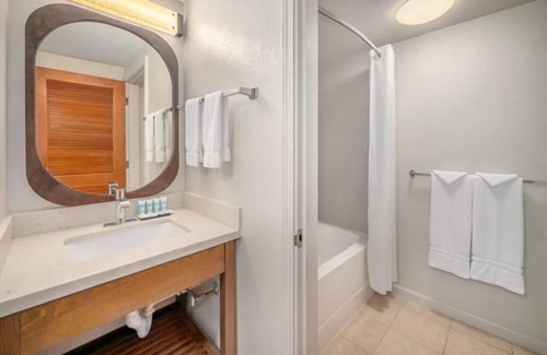 Kahului Hotel | Idyllic Beach Retreat | 4 Family Ready Oceanfront Rooms w/Access to Pool
