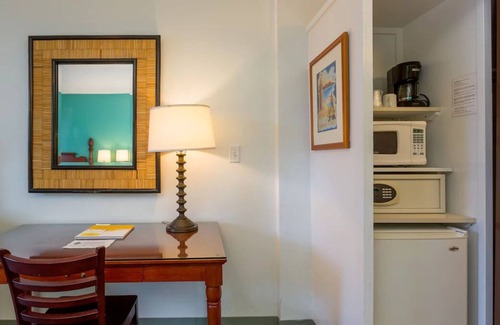 Ala Moana House | Just What You Were Looking For! 4 Convenient Units, Pool, Pets Allowed
