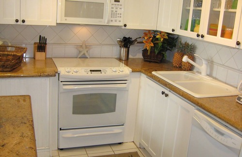 Kihei Condo | Kam Sands -Innercourt- Ocean views- large lanai & very private third floor end