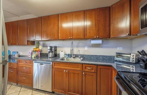 Historic Kailua Village Condo | Kona Plaza#409: Top Floor, Downtown, Rare 3 bedroom Penthouse with Ocean View