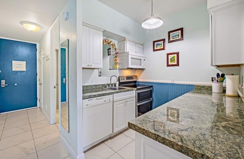 Historic Lahaina Front Street Condo | Lahaina Shores Mountain View Studio 628