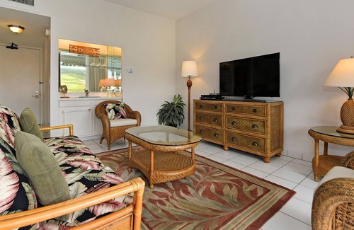 Historic Lahaina Front Street Condo | Lahaina Shores Penthouse with Sweeping Mountain Views - 1 Bd/2 Ba