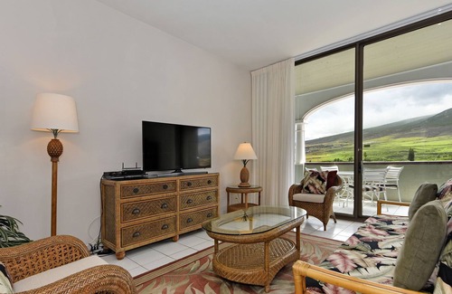 Historic Lahaina Front Street Condo | Lahaina Shores Penthouse with Sweeping Mountain Views - 1 Bd/2 Ba