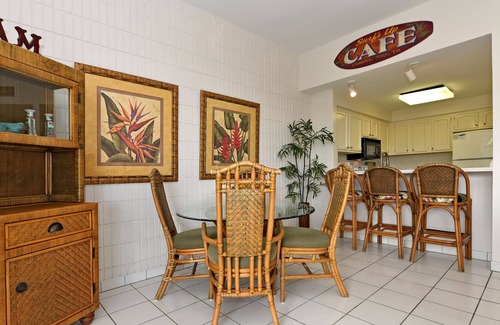 Historic Lahaina Front Street Condo | Lahaina Shores Penthouse with Sweeping Mountain Views - 1 Bd/2 Ba