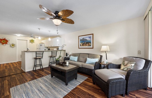 Historic Kailua Village Condo | 🌴Lovely garden unit | Walking Distance to Kona Down Town | WiFi | AC 🌴