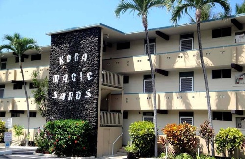 Kahaluu Bay Condo | Luxurious Oceanfront Penthouse Condo Air Conditioned. Sleeps 4