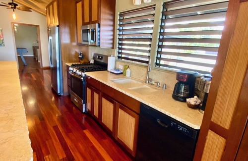 Kahaluu Bay House | Magic Sands Oceanfront! Sleeps 18, 6-bedroom house in charming Kailua-Kona!