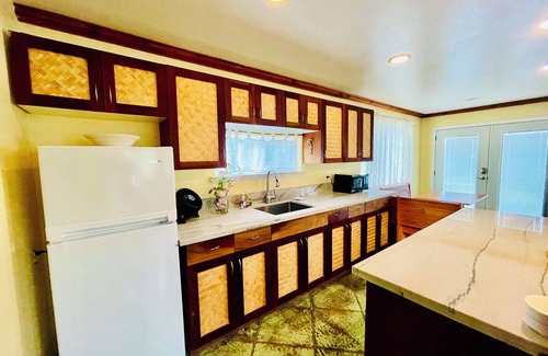 Kahaluu Bay House | New renovated Across street from Magic Sand Beach Ocean view private pool/SPA/AC