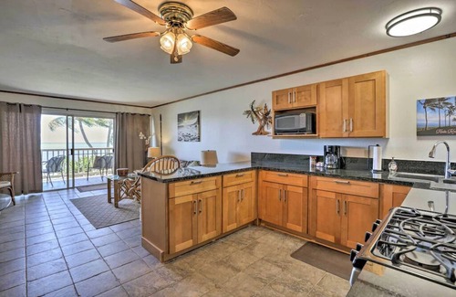 Ualapue Condo | Oceanfront, king bed, queen murphy bed, beach/pickleball supplies & car option