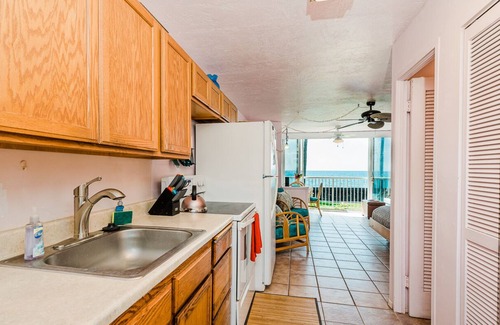 Kahaluu Bay Condo | Oceanfront Studio at Magic Sands Relax to Waves Dine by Pool!