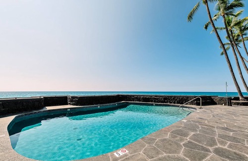 Kahaluu Bay Condo | Oceanfront Studio at Magic Sands Relax to Waves Dine by Pool!