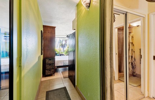 Historic Kailua Village Apartment | OCEANFRONT STUDIO - KONA ISLANDER INN CONDOS condo