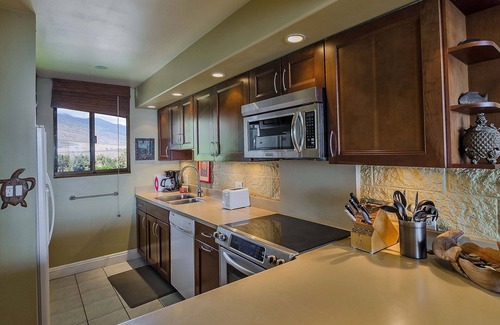 Maalaea Condo | OCEANFRONT - TWO OCEANVIEW bedrooms - 20 feet from water - Kanai a Nalu 401