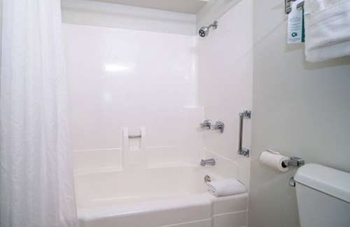 Kahului Hotel | Perfect Family Vacation! 4 Poolside Units, Relax on the Nearby Ho’aloha Beach!