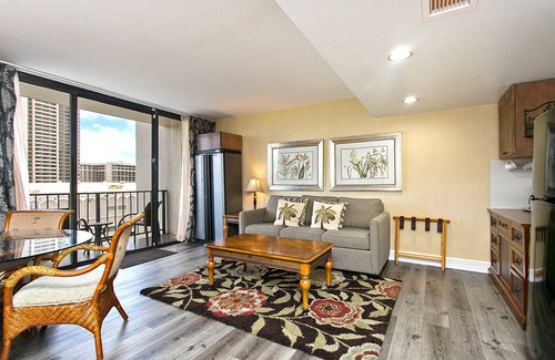 Waikiki Apartment | Pool & close to Beaches, Elegant King Bed Studio (Sleeps 4) FREE Parking!