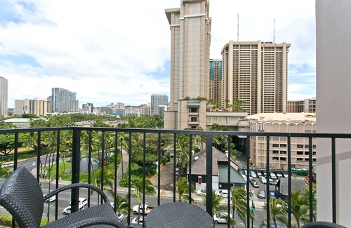 Waikiki Apartment | Pool & close to Beaches, Elegant King Bed Studio (Sleeps 4) FREE Parking!