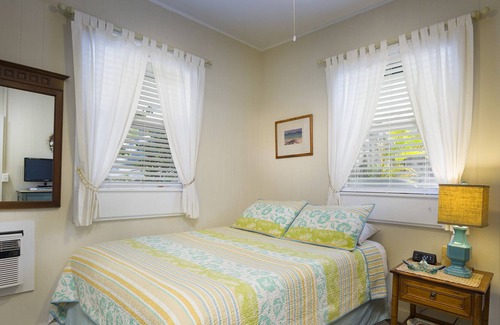 Kailua House | Prime Location Across from Kailua Beach Park w/AC!!