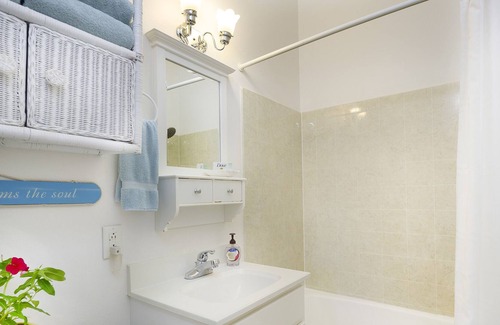 Kailua House | Prime Location Across from Kailua Beach Park w/AC!!