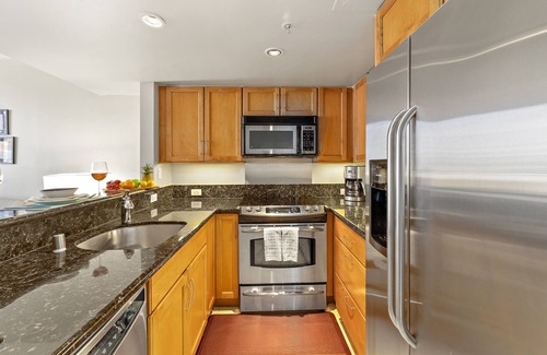 Waikiki Condo | Renovated w/City View at Aqua Palms Waikiki