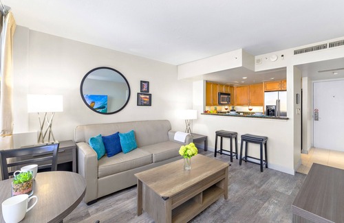 Waikiki Condo | Renovated w/City View at Aqua Palms Waikiki