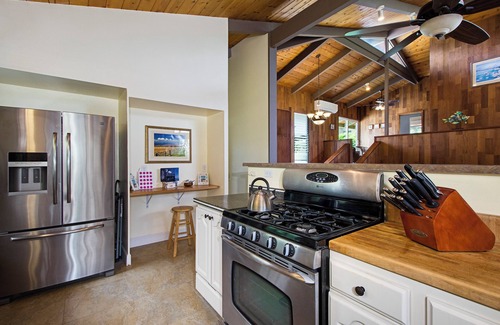 Kahaluu Bay House | Right at the Golf Course Across from the beach with Private Pool/Spa Parking AC