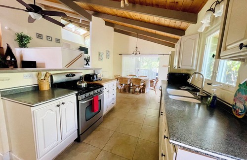 Kahaluu Bay House | Right at the Golf Course Across from the beach with Private Pool/Spa Parking AC