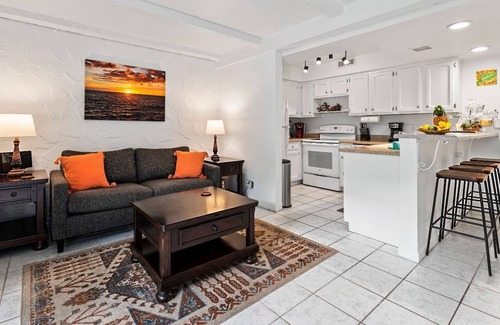 Historic Kailua Village Condo | 🏖️Steps to the Ocean | Great Location | Central AC |