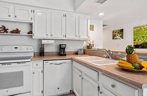 Historic Kailua Village Condo | 🏖️Steps to the Ocean | Great Location | Central AC |