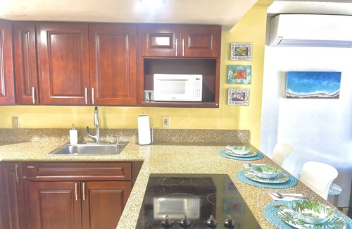 Waikiki Condo | Waikiki Condo - Ocean View - Minutes from the Beach!