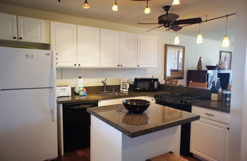 Historic Kailua Village Condo | 🏖️Walk to Kona Town | Ocean View | Concierge Included!