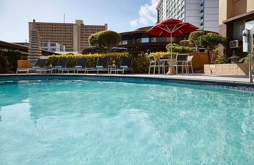 Ala Moana House | Your Home Away From Home! 3 Convenient Units, Pool, Pets Allowed