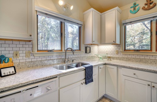 Southern Shores Cottage | 1/2 Mi to Beach Access: Southern Shores Gem + Deck
