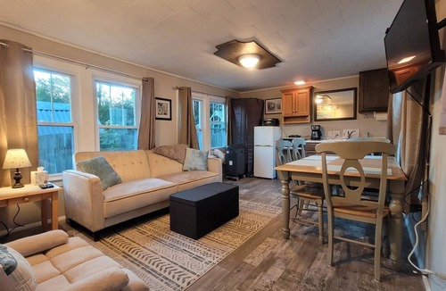 Mount Airy House | 1-bd Bungalow/Free Parking/nice space for 2