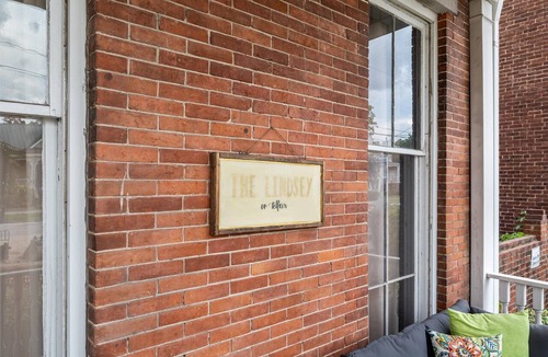 Olde Town Augusta Apartment | 1 bedroom, 1 bathroom suite in Downtown Augusta. The sleeping arrangements for this unit are a full size bed and a pull-out couch in the living room.